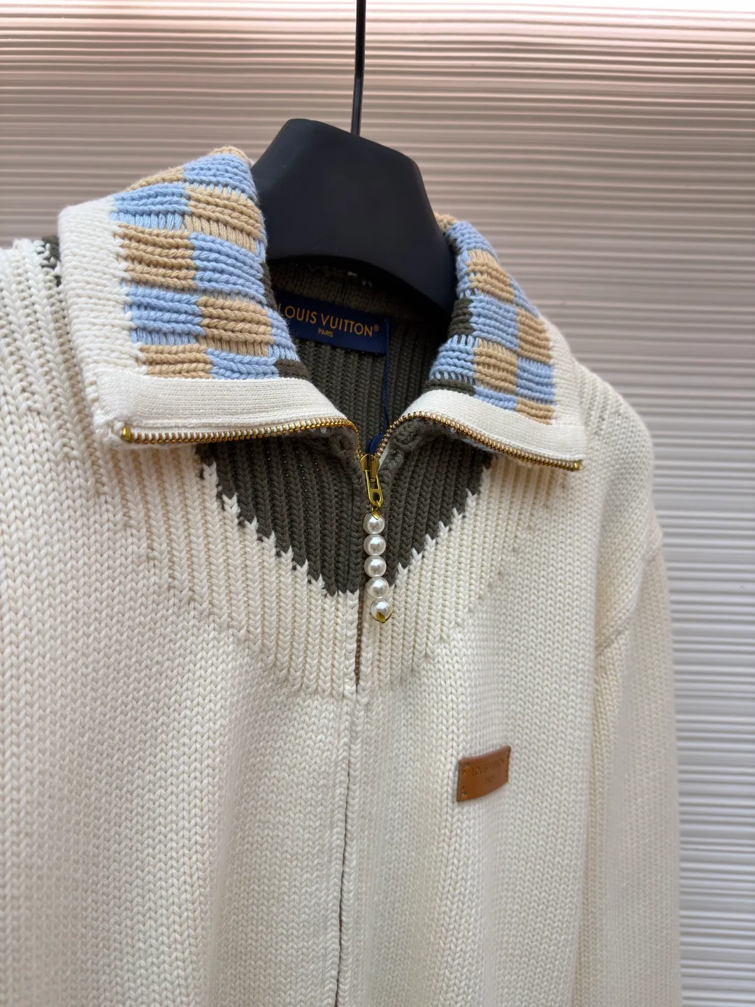 LOUIS VUITTON letter badge iridescent color-blocking knitted tunic jacket ●Original version: purchased and developed for 23600 ●Item number: 1682240-B65 ●Fabric: wool blended fabric ●Technology: knitted ●Color: off-white ●Version: fitted version ●Weight: about 1340 grams ●Size: S-M-L-XL ●Description: This off-white knitted zipper cardigan is made of Australian merino wool blended worsted yarn and uses a coarse needle plain weave process. The fabric texture is full and three-dimensional, with a soft touch and excellent warmth retention. The yarn has been treated with anti-pilling treatment to prevent pilling after long-term wear. The neckline is spliced ​​with contrasting striped ribs, which are made using yarn-dyed jacquard technology. The pattern has distinct colors and does not fade. The placket is equipped with a customized metal zipper, and the chain teeth are polished and electroplated, making it smooth and anti-oxidation. The leather logo plate on the left side of the body is fixed by hand caulking, and the edges are neatly routed; the cuffs and hem are edged with high-elastic ribs to keep them from becoming loose after long-term wear. The overall design adopts a loose shoulder cut, and the seams between the shoulders and the body are seamlessly embedded and clipped. The stitching is smooth and has no foreign body feeling. The spacing of each stitch is precisely controlled, showing the ingenuity of high-end knitted clothing. The overall wiring is straight and delicate, the fabric is comfortable and soft, and the color is consistent without color difference. It can be matched with the same style to create a fashionable look and control various occasions. Customized accessories, complete with three standards, same style for men and women!